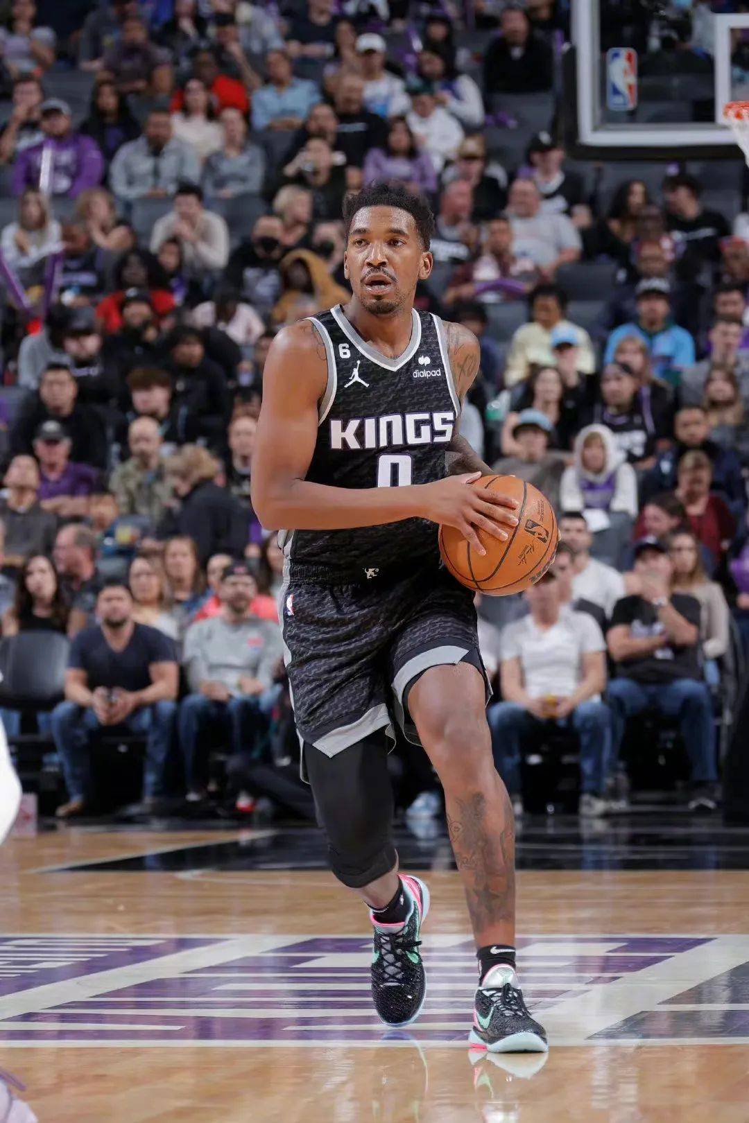 NBA明星周末精彩来袭！东西部对抗赛谁能笑到最后？